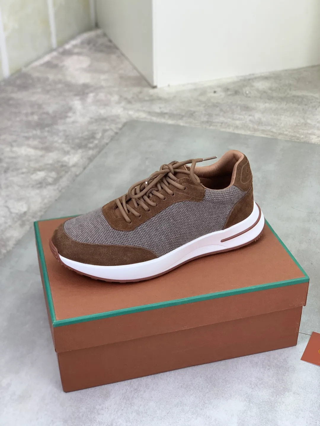 Men's men's shoes 💰P440 New model 💰 The latest casual shoes Loro Piana 💯 Top grade 💯 Buy the original copy 💯 Founded the existing Loro Piana company on April 24, 1924. It is now the sixth generation of family business, providing top quality products to customers who are discerning about taste and quality. Imported original fly woven fabric with cowhide fabric, plain calfskin lining. Hand-sewn thread with cowhide feet. Original packaging. High-end outsole. Size: 38-44 (customized for 45 and 46). 5️⃣ colors available.